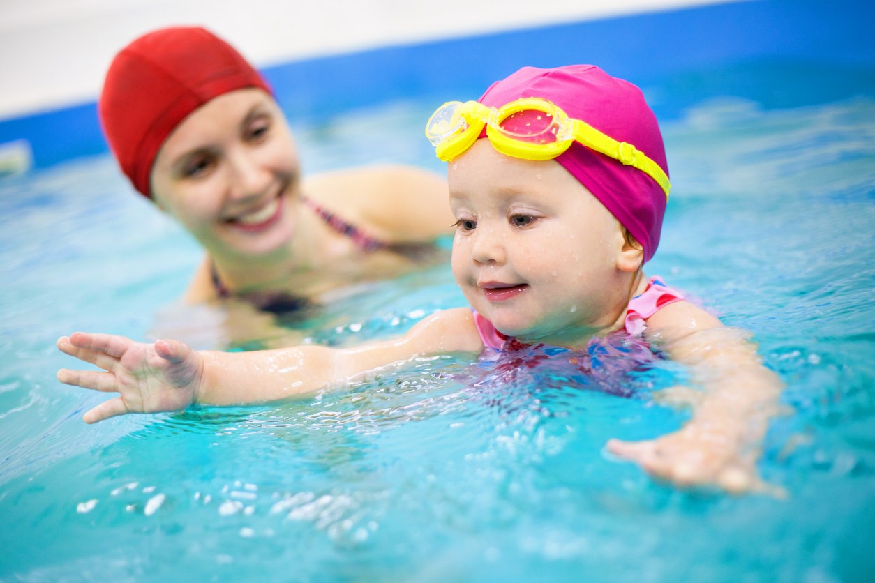 Cuidado del cabello del bebé en natación.