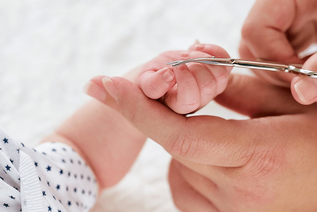 cortar las uñas a un bebé, como y cuando limar uñas recién nacido